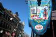 「東京ディズニーシー・フード&ワイン・フェスティバル」バナーの上にも25周年のロゴがついています