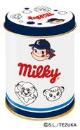 「ミルキー缶（みんなでLポーズ）裏」＜価格：880円（税込）＞【“ペコちゃん×埼玉西武ライオンズ”の人気コラボが今年も実現！ Lポーズをしているオリジナルデザイン商品が登場！】
