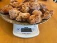 【ロピア からあげの山】お皿に盛って量ってみると906g、パッケージ表示とほぼ変わらないボリュームでした