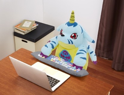 ひざの上でアナタをサポート！「デジモン」ぬいぐるみ型PCクッション
