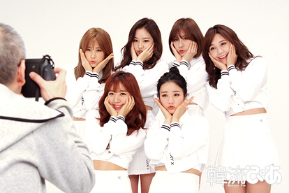Apink】ハヨンから学ぶ美麗なセルカの撮り方は？ 取材ウラ話をチェック