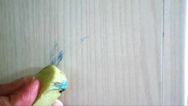 【ダイソー 上履き用消しゴム】化粧板を使った家具の落書き汚れがきれいに取れた