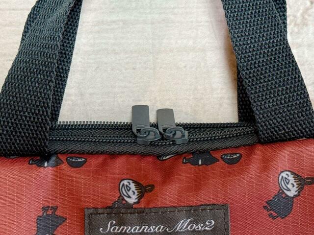 メイン収納はWファスナー仕様