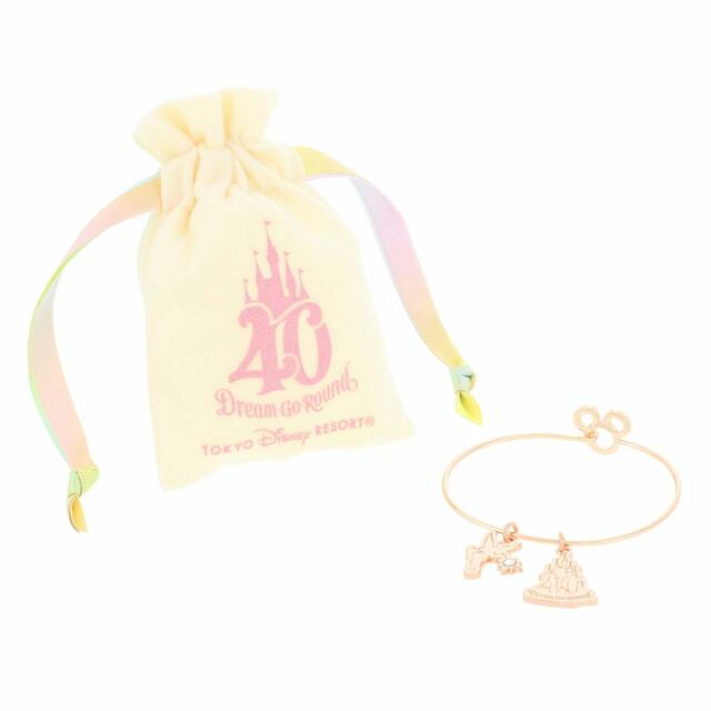 ブレスレット 3,800円｜サイズ：（ブレスレット全周）長さ約17cm、（きんちゃく）縦約11×横約8cm｜東京ディズニーリゾート40周年“ドリームゴーラウンド”スペシャルグッズ｜発売日：2023年4月10日（月）｜販売店舗：東京ディズニーランド「グランドエンポーリアム」、東京ディズニーシー「エンポーリオ」