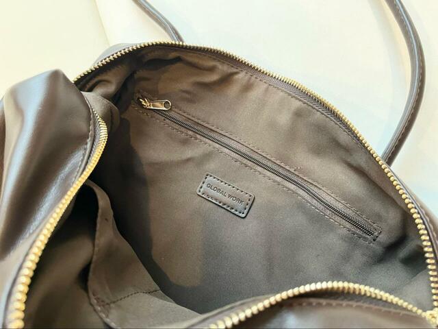 【GLOBAL WORK スペ軽チャーム付きボストン】ポケットは外側に1つ、内側に3つ。細かな荷物も散らばらず、とても使いやすいです
