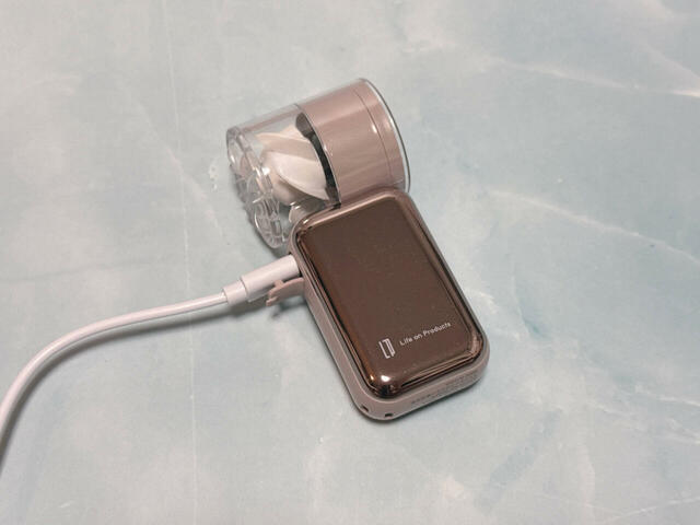 USBコードが付属しており、充電も簡単