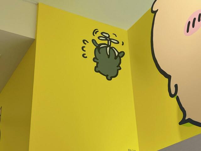 店内上部の壁。大きい討伐に向かうモブの姿も！