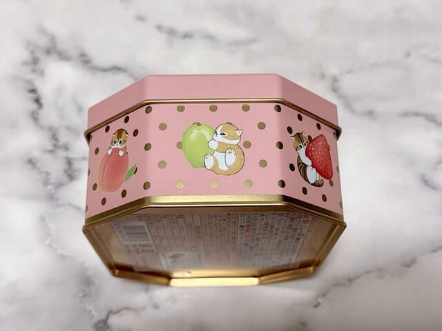 蓋とは異なるにゃんこたちが描かれています。ぜひズームにしてご覧ください♪