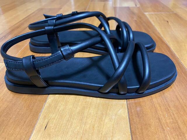 【UNIQLO ナローストラップサンダル】光沢感のあるブラック