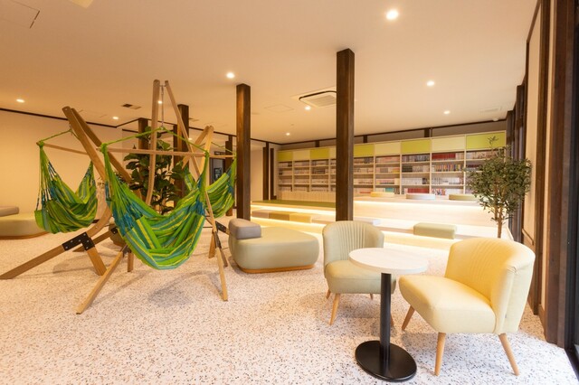 【さがみ湖MORI MORI】温泉施設「さがみ湖温泉 うるり」内に新しくオープンしたリラクゼーションスペースにはハンモックや掘り込みベンチも