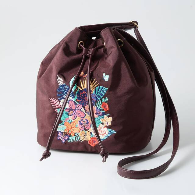 刺繍デザインショルダーバッグ「ミラベルと魔法だらけの家」|¥7,990 (税込)