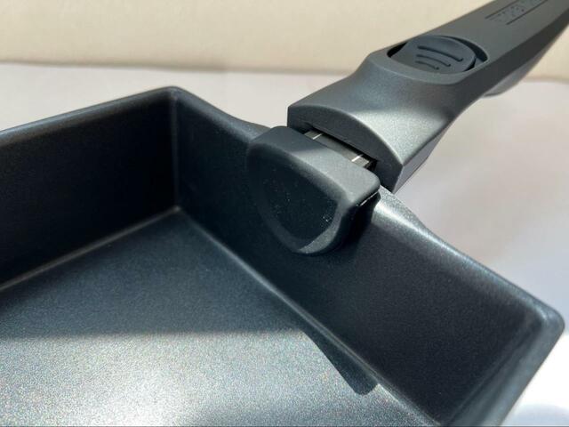 【アイリスオーヤマ TERACOAT 深型9点セット】エッグパンは固定する場所が少し凹んでいるので分かりやすい