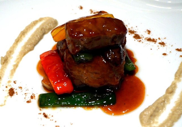 牛ロースと野菜のスパイス醤油炒め ゴボウのピュレ添え