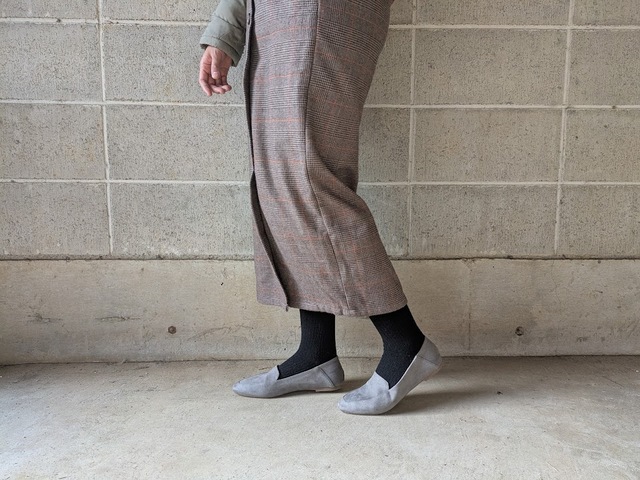 【GLOBAL WORK　らくっション踏めるバブーシュ】グレーはスエード調の素材感で、主に秋から春にかけて活躍しやすいデザイン。季節を問わないカラーもありますよ