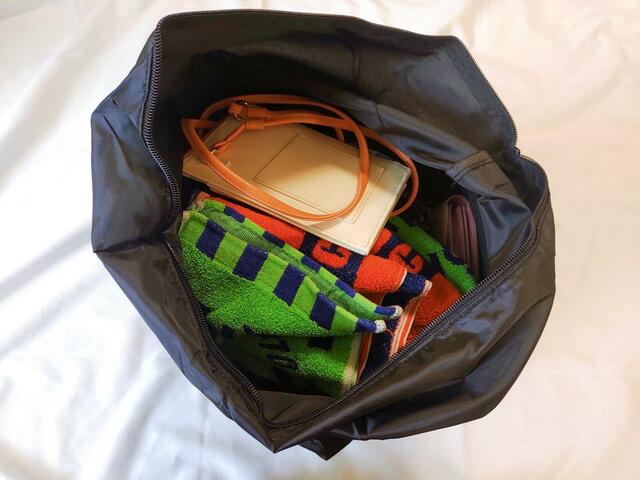 バッグにモノを詰め込んでみた【リンネル 2023年8月号】付録「マーブルシュッド × kazumiさん」コラボのトートバッグ：価格1240円（税込）