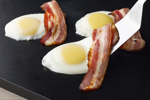 「竹内養鶏場「米艶」とトンデンファームのベーコンのベーコンエッグ」＜期間：2025年12月20日～2026年2月28日＞【紅ズワイ蟹やお寿司、ラムステーキも！北海道の美食を味わう東京ドームホテル「北海道フェア2025 第2弾」開催！】