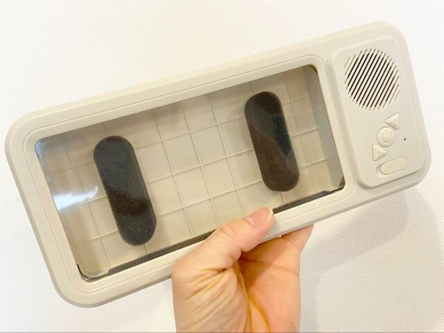 【3COINS スピーカー付き防滴スマホケース】大きさは（約）高さ4×幅24.5×奥行き11cm。お風呂の壁にもなじみやすいライトベージュです