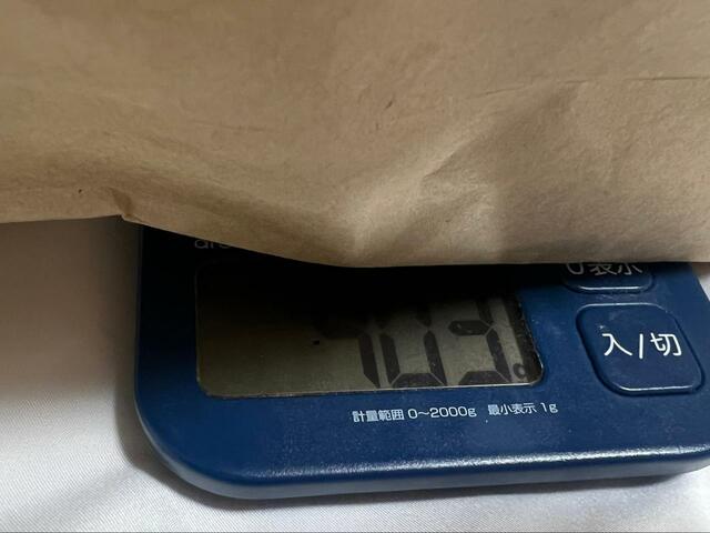 【UNIQLO:C　レザータッチパフィーバッグ】約403gと軽いので、持っていて疲れにくい！