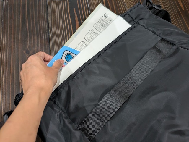 【3COINS  アーバンドリフトショルダー】背面のオープンポケットはA4サイズを出し入れしやすくて便利♪