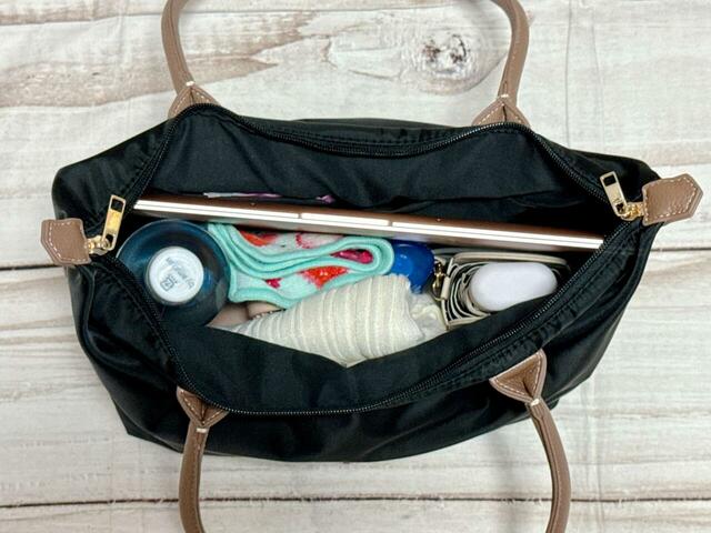 バッグの重さはりんご約1個分と同じで超軽量！これだけ荷物を入れても重くないのが最大の推しポイント♪