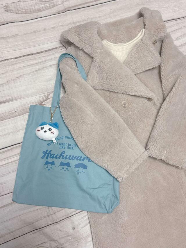 持ち手が長めなため、厚手のボアコートでも肩がけができます♪