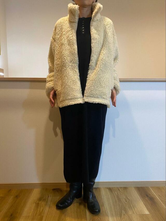 【UNIQLO フリースジップアップジャケット】身長165cm・XLサイズ着用。ニットワンピに羽織るだけで冬の大人コーデが完成します◎
