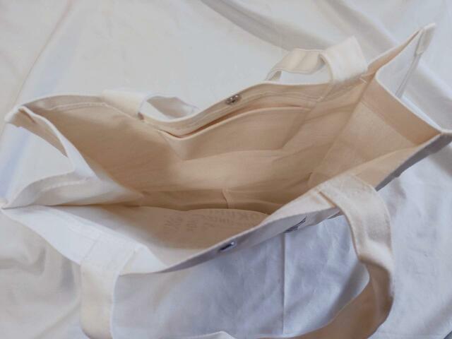 バッグの中は、シンプルなホワイト