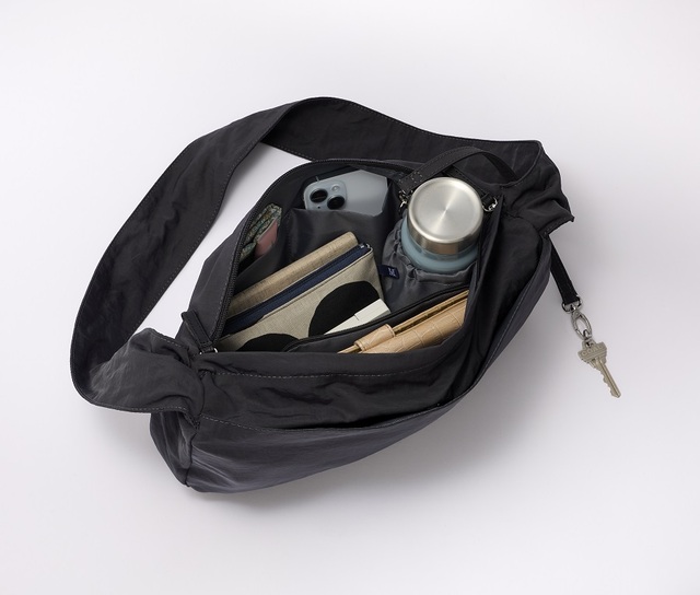 急に荷物が増えても慌てない！サブバッグが出てくるショルダーバッグ