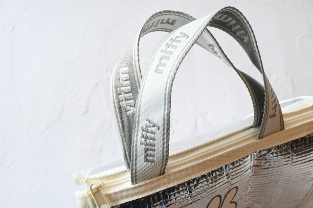 【『SPRiNG』2026年5月号（宝島社）「ミッフィーデザイン お弁当用保冷バッグ」】太めの手持ちハンドルにはミッフィーのロゴ入り