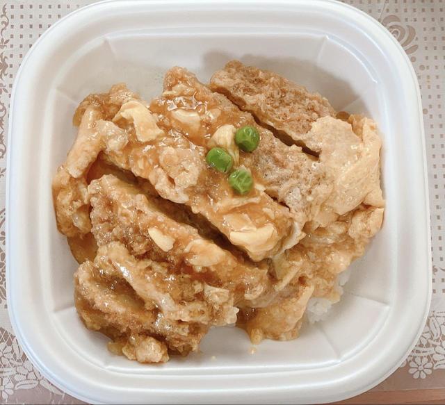 【ファミリーマート「だし香る！ロースかつ丼」】カツのボリューム感を感じられる