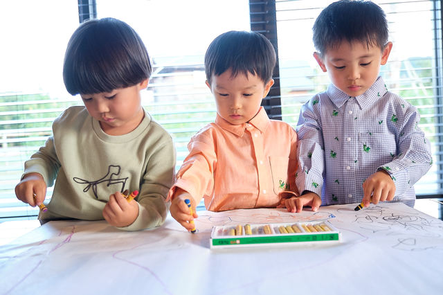 淡いオリーブカラーがおしゃれなロープ刺繍のスウェットや、上品な刺繍シャツ