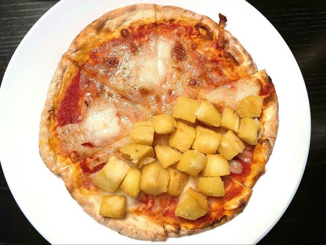 【サイゼリヤ マルゲリータピザ・カリッとポテト】カリッとポテトをのせます