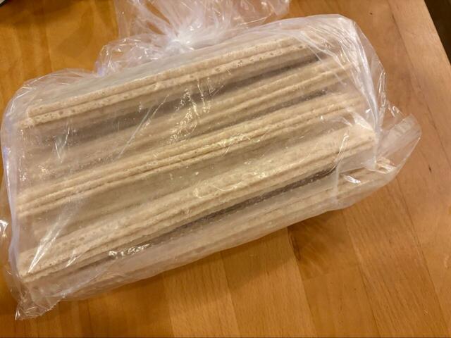 【コストコ TIO PEPE'S CHURROS】透明な袋越しに見える生地は、思ったよりも白っぽい色をしていました◎