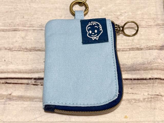 ポーチの背面にもかわいいデザイン入り!