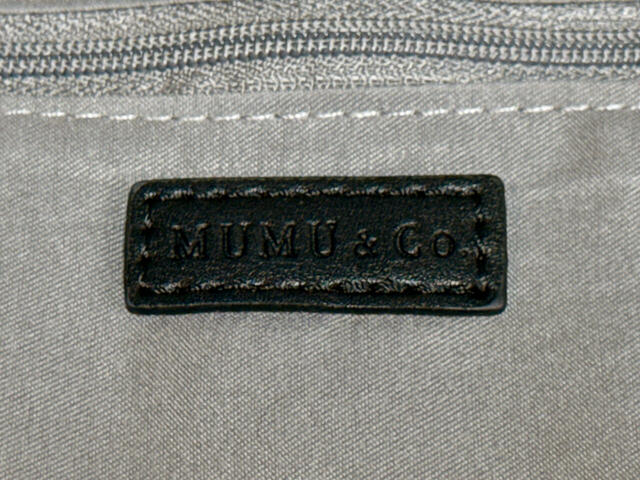 ファスナーポケットには「MUMU&CO」のロゴタグ付きなのもうれしいポイント！