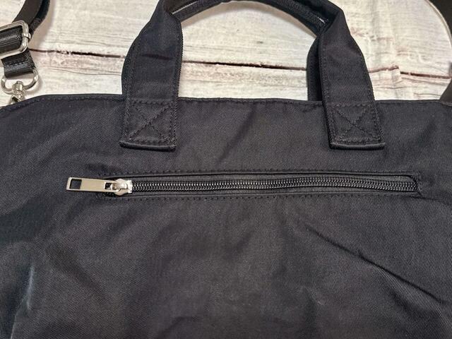 背面にはファスナーポケット付き