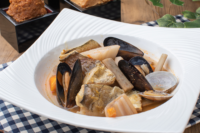 タラと根菜のブイヤベース　海老味噌仕立て