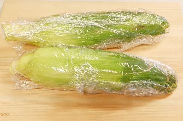 【とうもろこしの冷凍保存方法】1．1本ずつラップにぴったりと包む（加熱する場合には、皮つきのまま耐熱皿にのせてラップをして、電子レンジ（600W）で1本（300g）あたり4～5分、2本（600g）あたり8～10分加熱してから、ラップで包む）