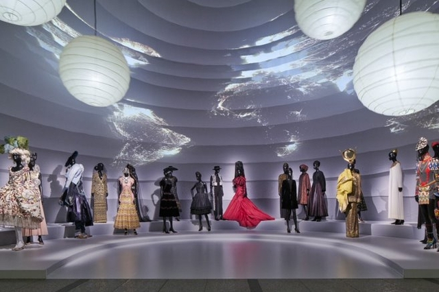 「クリスチャン・ディオール、夢のクチュリエ」展　会場風景