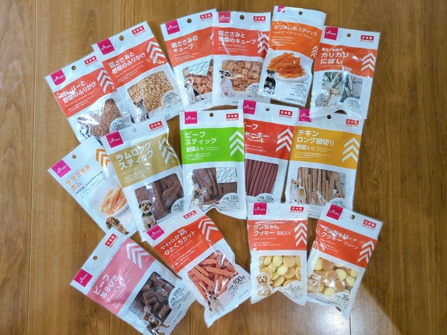 【ダイソー ワンちゃん用おやつ】今回紹介した15種類のふりかけやワンちゃん用おやつ。店舗により品ぞろえは異なる場合があります