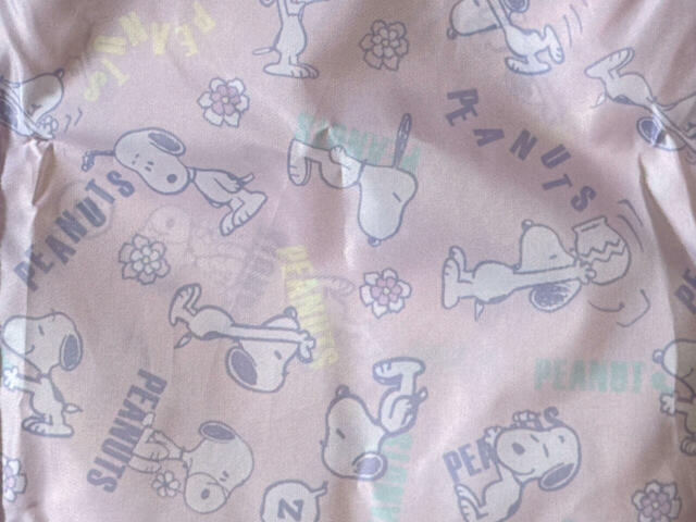 「PEANUTS」のロゴをハグしたり持ち上げたり…さまざまなポーズのスヌーピーが楽しめる、キュートな総柄！