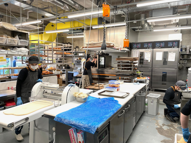 【ビースクエアード】都内にあるパン屋とは思えないぐらい広い厨房