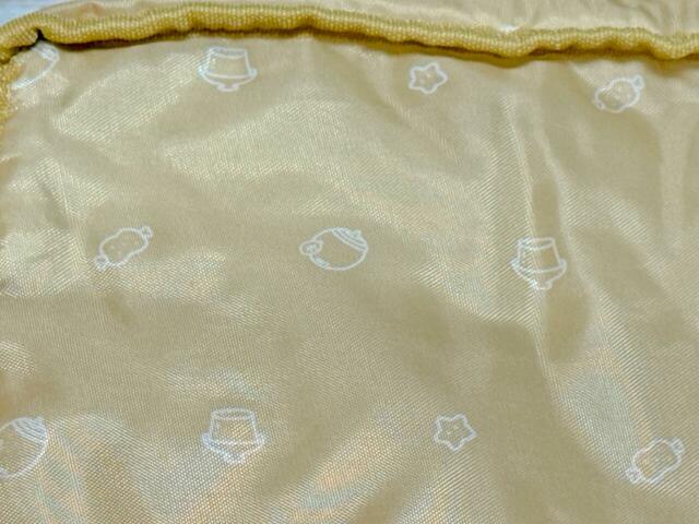 どんぐりやプリンなどの「うさぎといえば」なアイテムがずらりと並んだ総柄！