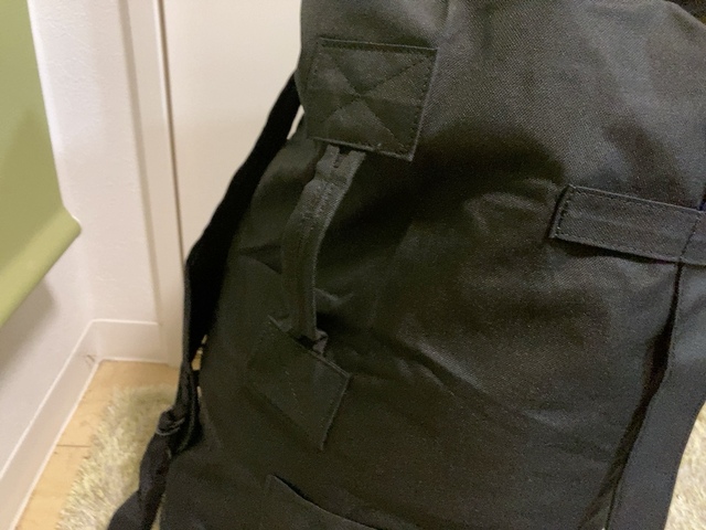 【ワークマン スパイラルダッフルバッグ】アウトドアからカジュアル、ミリタリー、モード系の服にも合いそう