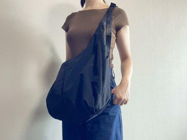 【GU ソフトナイロンコクーンショルダーバッグ】カラーはオフホワイト、グレー、ブラック、オリーブの4種類。たっぷりとしたフォルムがアクセントになります◎