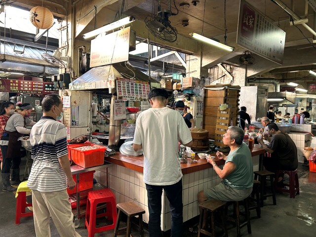 【台湾食べ歩きの旅 #19】嘉義の東公有市場の建物の中にはフードコートのようにさまざまな朝食店が集まっている。平日は常連の一人客、週末は家族連れで賑わう