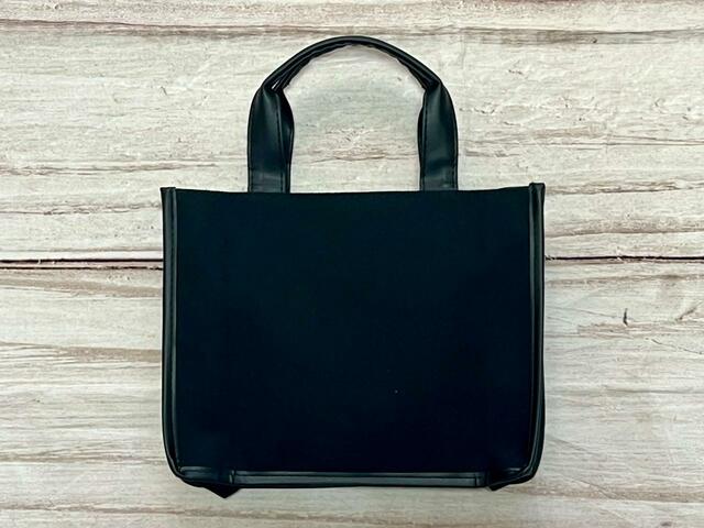 バックは装飾がないシンプルなデザイン