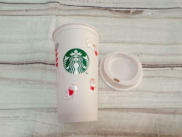 繰り返し使える、プラスチック製の蓋つきカップ