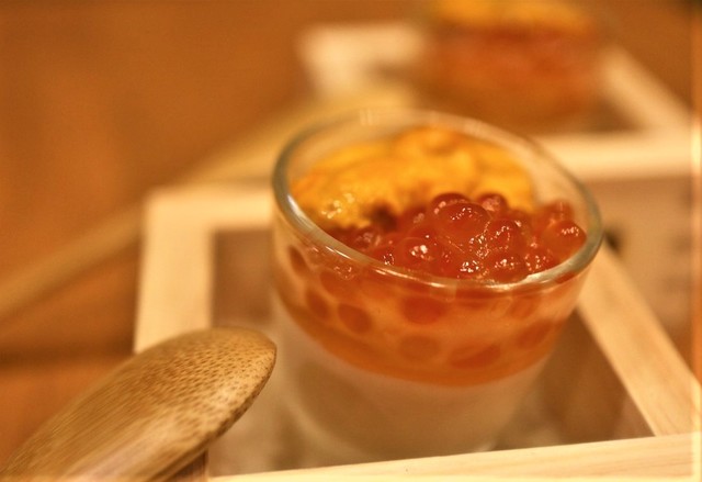 お通しは洋風茶碗蒸しの上にウニとイクラをのせた贅沢な雲丹イクラプリン