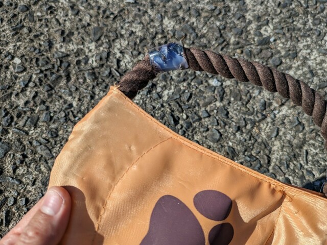 【ダイソー おもちゃ（犬用、フライングディスク）】接続部だけ弱そうなので布の下に隠しておくと良さそう